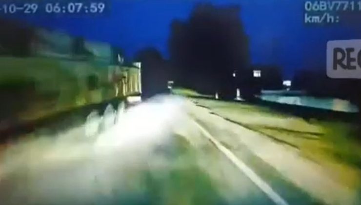 Şırnak’ta TIR’ın dorsesi yolcu otobüsünün üzerine kaydı! Kaza anı kamerada: Şoför hayatını kaybetti, 14 yaralı