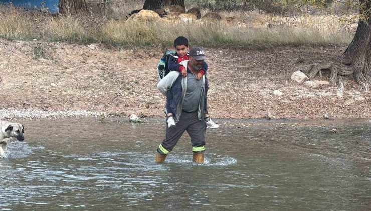 Sivas Kangal’da baba özel ihtiyaçlı çocuğunu yıkılan köprü nedeniyle sırtında taşıyor