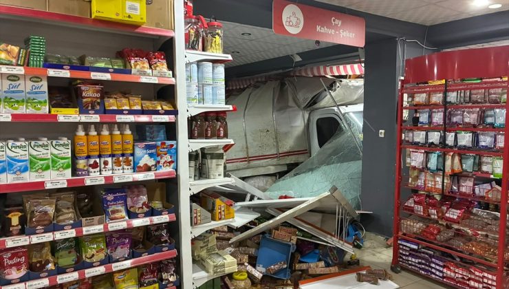 Sivas Koyulhisar’da kontrolden çıkan kamyonet markete çarptı, 2 kişi yaralandı