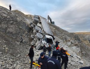 Sivas Ulaş’ta taş ocağında kamyon devrildi, sürücü yaralı kurtarıldı