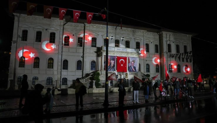 Sivas’ta Cumhuriyet’in 103. yıl dönümü kortej yürüyüşü ve havai fişeklerle kutlandı
