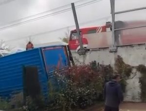 Sultangazi’de kontrolden çıkan kamyon 2 araca çarpıp 5 metreden bahçeye düştü