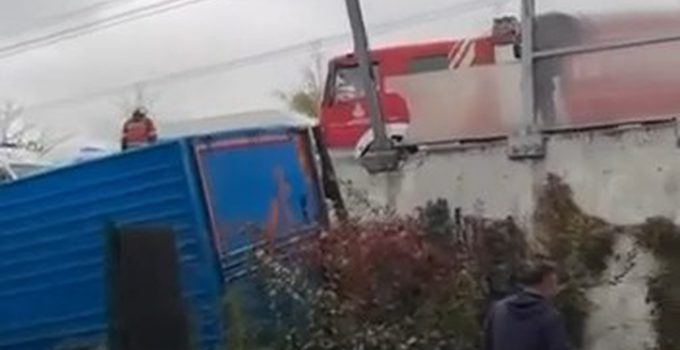 Sultangazi’de kontrolden çıkan kamyon 2 araca çarpıp 5 metreden bahçeye düştü