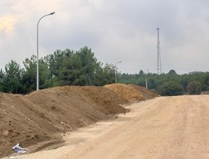 Sürücüler Bilecik’te yola dökülen kumların frende araçları kaydırdığını söylüyor