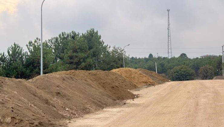 Sürücüler Bilecik’te yola dökülen kumların frende araçları kaydırdığını söylüyor