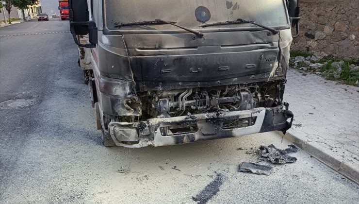 Suşehri’nde park halindeki çekicide çıkan yangın hasara neden oldu