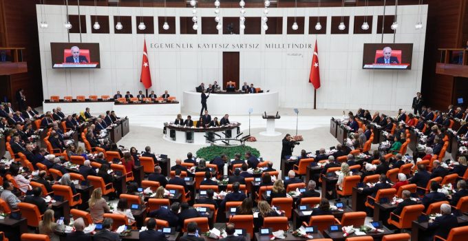 TBMM’de Kızılay teklifinin ilk 3 maddesi, başörtüsü tartışmasının ardından kabul edildi