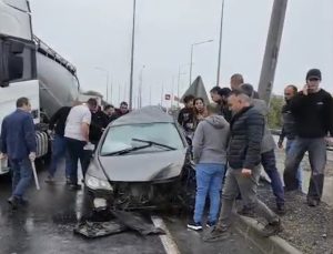 Tekirdağ’da kaldırıma ve direğe çarpan otomobilde sıkışan sürücü yaralandı