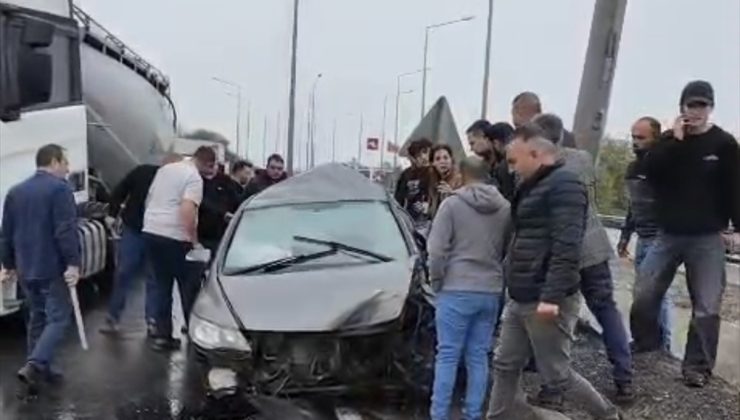 Tekirdağ’da kaldırıma ve direğe çarpan otomobilde sıkışan sürücü yaralandı