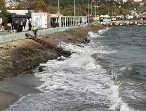 Tekirdağ’da lodostan deniz ulaşımı aksadı, 6 şilep ve tanker açığa demirledi