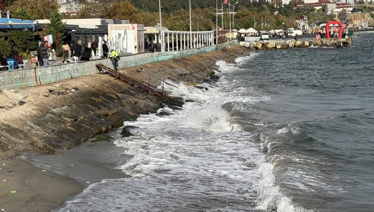 Tekirdağ’da lodostan deniz ulaşımı aksadı, 6 şilep ve tanker açığa demirledi