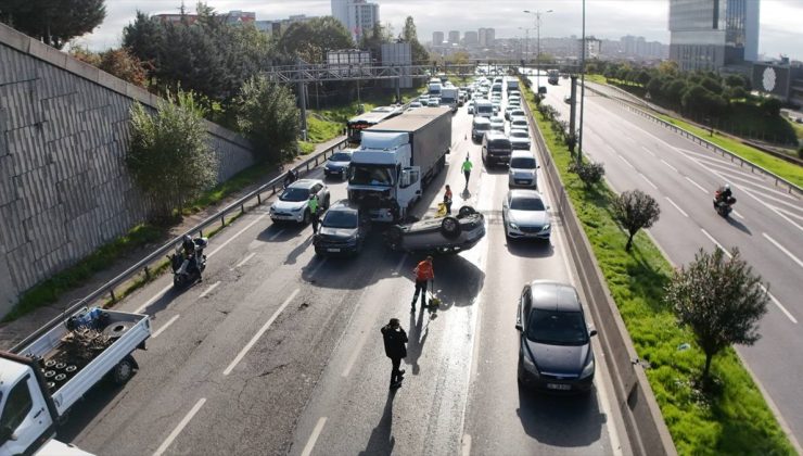 TEM Otoyolu Bağcılar mevkisinde 5 araç zincirleme kazaya karıştı, iki şerit kapandı