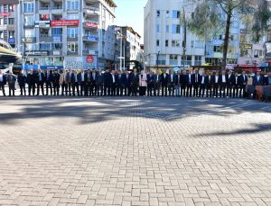 Terme Muhtarlar Derneği, Muhtarlar Günü’nde Atatürk Anıtı’na çelenk sundu