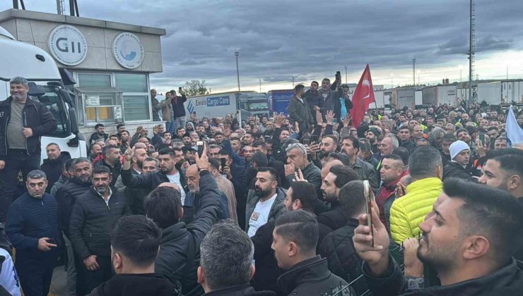Tır şoförleri Schengen vizesine karşı kontak kapattı! Edirne’de Avrupa geçişleri 24 saattir durdu