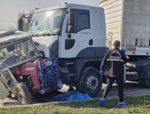 Tokat Erbaa’da tır ile traktör çarpıştı, kazada 2 kişi hayatını kaybetti