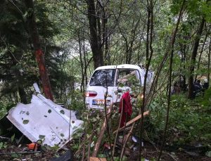 Trabzon Çaykara’da minibüs 200 metrelik uçuruma yuvarlandı, sürücü Kaplan öldü