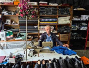 Trabzon Yomra’da 70 yaşındaki İsmail Ayaz, 60 yıldır terziliği sürdürüyor