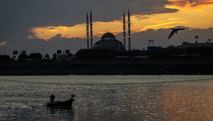 Trabzon’da balıkçılar gün doğumunda Faroz’da Karadeniz’e açıldı