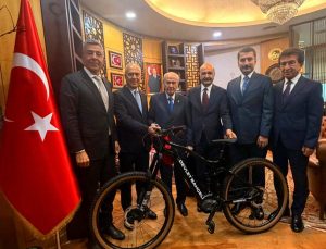 Türkiye Bisiklet Federasyonu heyeti, MHP lideri Bahçeli’ye nezaket ziyareti yaptı