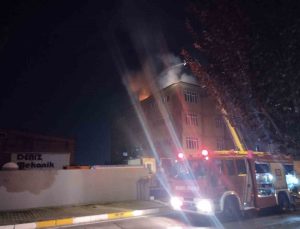 Tuzla’da gece yarısı korkutan yangın! Ayakkabı fabrikasının çatı katı alevlere teslim oldu