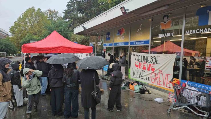 ULB öğrencileri yüzde 43’lük harç artışına karşı kampüs girişlerini barikatla kapattı