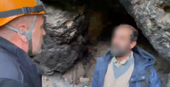 Uludağ’da mağaraya sığınan yaşlı adama dağcılar battaniye ve yiyecek ulaştırdı