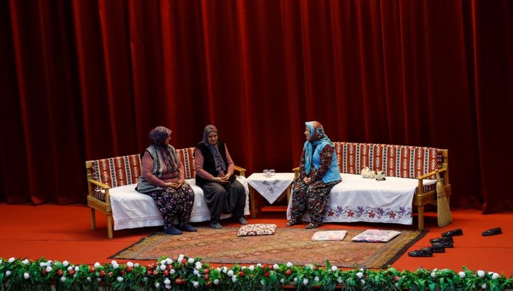Ümmiye Koçak’ın ‘Anne Elimi Bırakma’ oyunu Toroslar’da sahnelendi