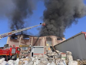 Uşak Tekstil OSB’de elyaf fabrikasındaki yangına müdahale sürüyor