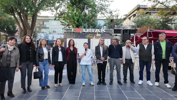Uşak’ta dört emekli kadın eski valilik binası için imza kampanyası başlattı