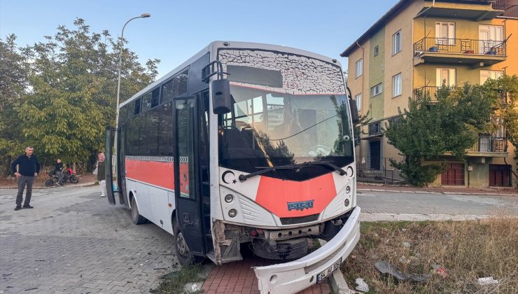 Uşak’ta yolcu midibüsü otomobille çarpıştı, 4’ü çocuk 7 kişi yaralandı
