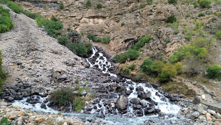 Van Çatak’ta Kanispi Şelalesi, bir haftadır süren yağışlarla yeniden akmaya başladı