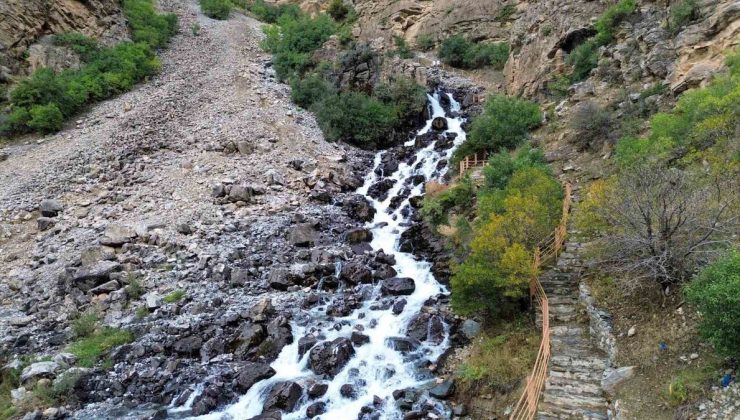 Van’ın Çatak ilçesinde Kanispi Şelalesi, son yağışlarla yeniden akmaya başladı