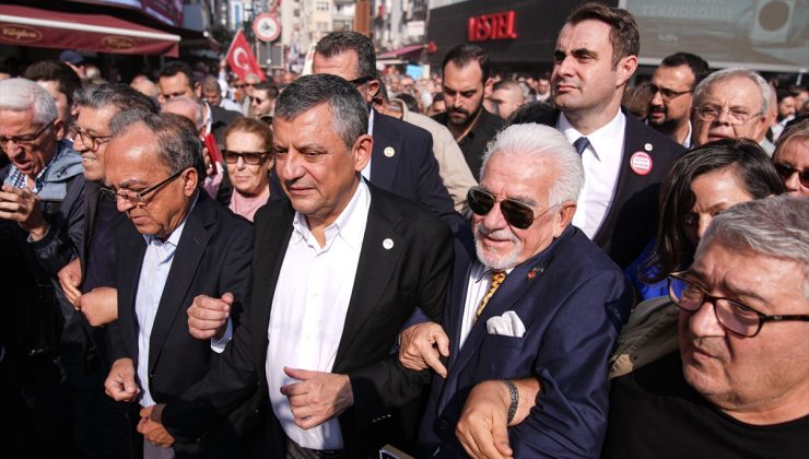 Yeni Parti Genel Başkanı Özel, “sansüre hayır habere özgürlük” yürüyüşüne katıldı