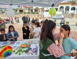 Yeşilay Hatay Şubesi Altınözü’ndeki festivalde 1200 kişiye bağımlılık broşürü dağıttı