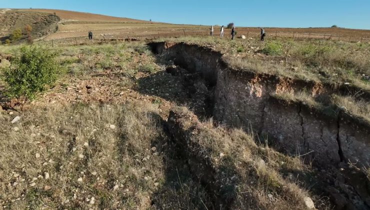 Yozgat Aydıncık’ta 20 bin metrekarelik tarım arazisinde derin yarıklar endişe yarattı