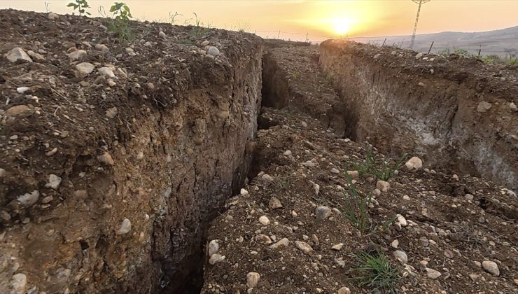 Yozgat Aydıncık’ta yaklaşık 20 dönümlük tarım arazisinde çökme ve yarıklar oluştu