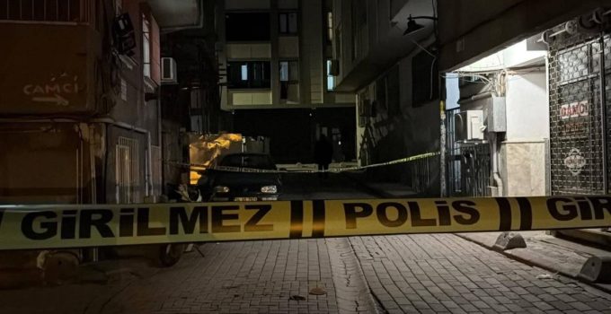 Zeytinburnu’nda iki grup arasında silahlı kavga! Mermi evin camını kırarak içeri girdi