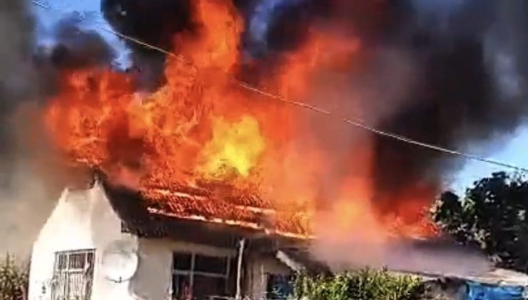 Zonguldak Alaplı’da tek katlı evin çatısındaki yangın söndü, ev kullanılamaz oldu