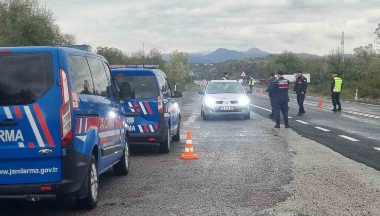 Zonguldak Çaycuma’da jandarma, Nebioğlu-Kozcağız güzergahında trafik denetimi yapıyor