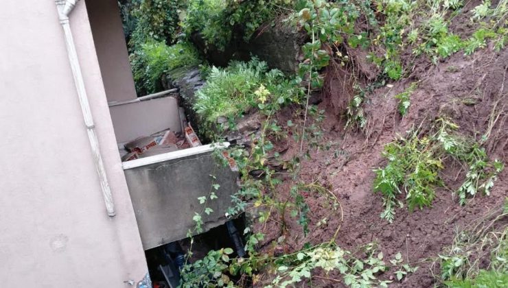 Zonguldak Karadeniz Ereğli’de toprak kaydı, evin alt katındaki balkon hasar gördü