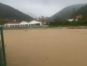 Zonguldak Kozlu’da sağanak sonrası Ilıksu Deresi taştı, plaj sular altında kaldı