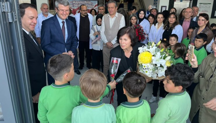 Zonguldak’ta emekli öğretmen Hülya Uzungüngör 40 yıl çalıştığı okuldan uğurlandı