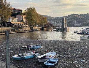 Zonguldak’ta sağanak sonrası derelerden sürüklenen çöpler limanda birikti